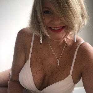 Femme mûre, toujours curieuse Viviane - rencontre-Cougar-Nanterre